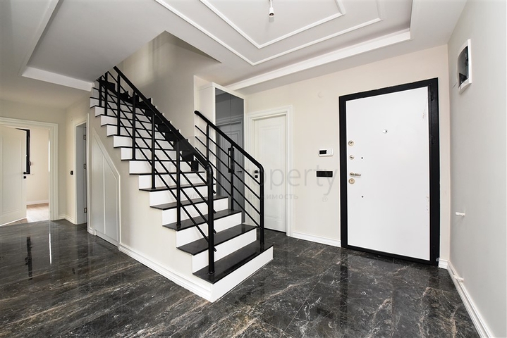 دوبلكس واسعة ضمن مجمع جديد - تصميم 6 غرف وصالتين - في مركز الانيا 