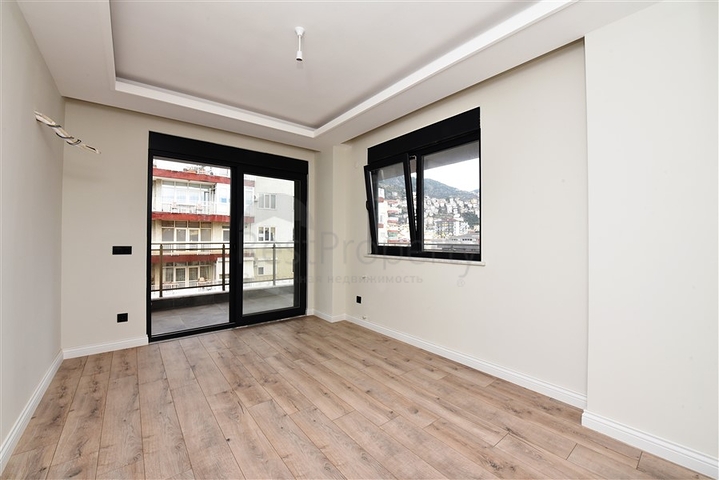 دوبلكس واسعة ضمن مجمع جديد - تصميم 6 غرف وصالتين - في مركز الانيا 