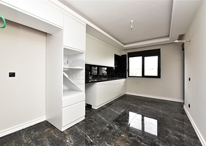 دوبلكس واسعة ضمن مجمع جديد - تصميم 6 غرف وصالتين - في مركز الانيا 