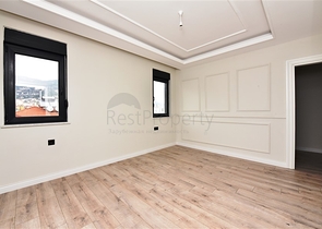 دوبلكس واسعة ضمن مجمع جديد - تصميم 6 غرف وصالتين - في مركز الانيا 