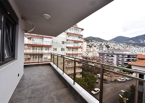 دوبلكس واسعة ضمن مجمع جديد - تصميم 6 غرف وصالتين - في مركز الانيا 