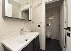 دوبلكس واسعة ضمن مجمع جديد - تصميم 6 غرف وصالتين - في مركز الانيا 