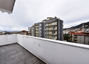 دوبلكس واسعة ضمن مجمع جديد - تصميم 6 غرف وصالتين - في مركز الانيا 