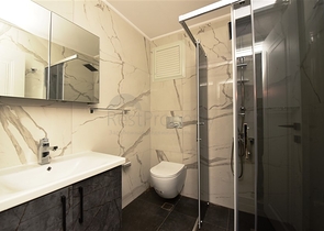 دوبلكس واسعة ضمن مجمع جديد - تصميم 6 غرف وصالتين - في مركز الانيا 