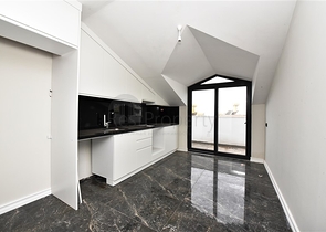 دوبلكس واسعة ضمن مجمع جديد - تصميم 6 غرف وصالتين - في مركز الانيا 