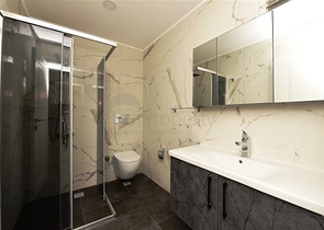 دوبلكس واسعة ضمن مجمع جديد - تصميم 6 غرف وصالتين - في مركز الانيا 