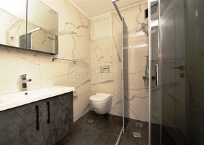 دوبلكس واسعة ضمن مجمع جديد - تصميم 6 غرف وصالتين - في مركز الانيا 