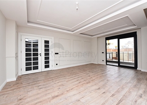 دوبلكس واسعة ضمن مجمع جديد - تصميم 6 غرف وصالتين - في مركز الانيا 