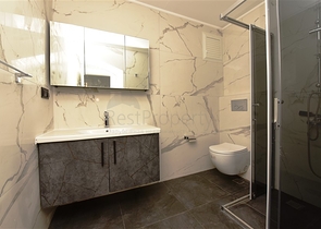 دوبلكس واسعة ضمن مجمع جديد - تصميم 6 غرف وصالتين - في مركز الانيا 