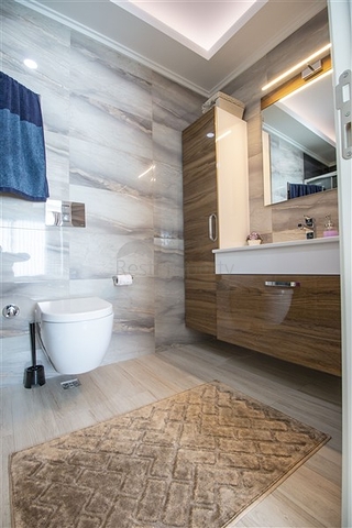 شقة فاخرة اطلالة بحر - 3 غرف وصالة مفروشة -ضمن مجمع 5 نجوم - في محمودلار / الانيا 