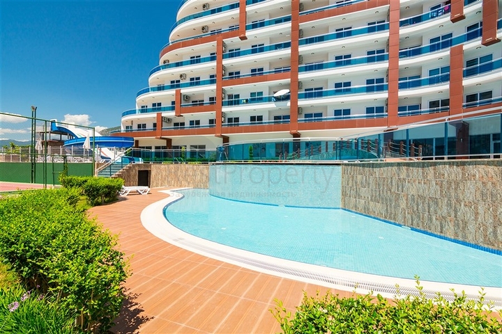 شقة فاخرة اطلالة بحر - 3 غرف وصالة مفروشة -ضمن مجمع 5 نجوم - في محمودلار / الانيا 