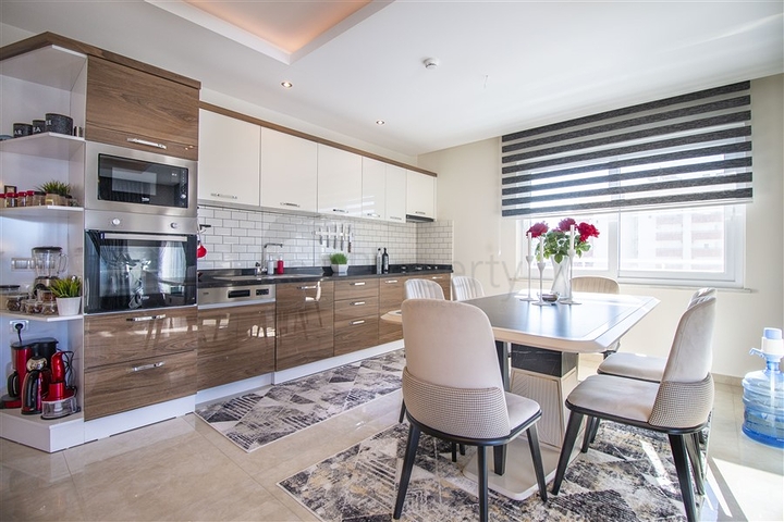 شقة فاخرة اطلالة بحر - 3 غرف وصالة مفروشة -ضمن مجمع 5 نجوم - في محمودلار / الانيا 