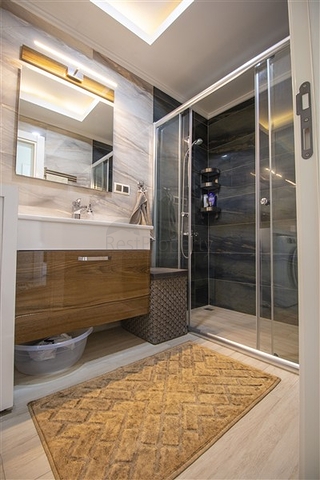 شقة فاخرة اطلالة بحر - 3 غرف وصالة مفروشة -ضمن مجمع 5 نجوم - في محمودلار / الانيا 