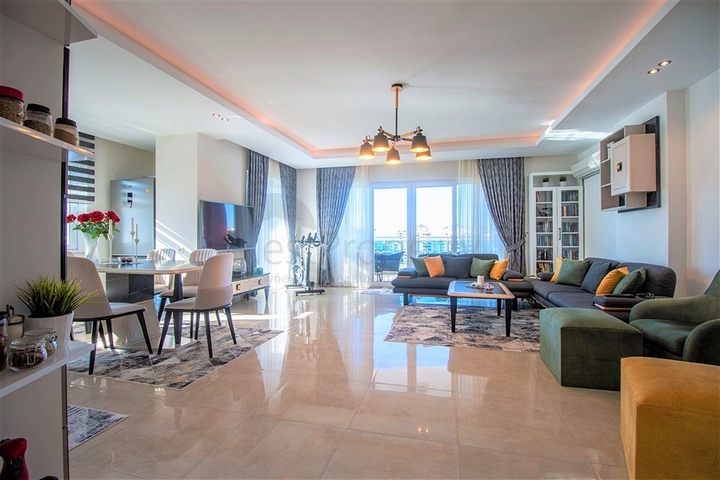 شقة فاخرة اطلالة بحر - 3 غرف وصالة مفروشة -ضمن مجمع 5 نجوم - في محمودلار / الانيا 