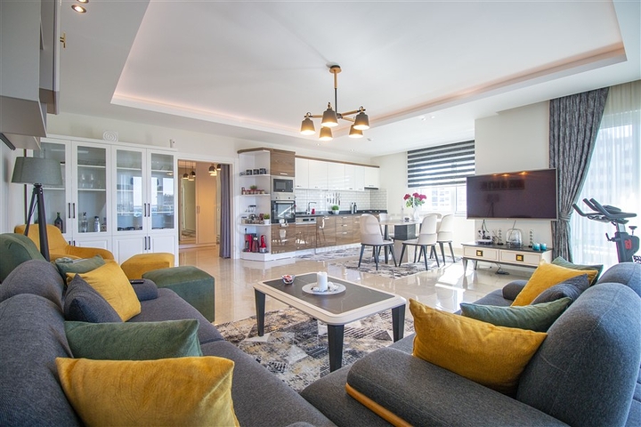 شقة فاخرة اطلالة بحر - 3 غرف وصالة مفروشة -ضمن مجمع 5 نجوم - في محمودلار / الانيا 