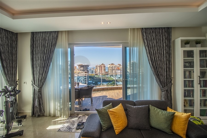 شقة فاخرة اطلالة بحر - 3 غرف وصالة مفروشة -ضمن مجمع 5 نجوم - في محمودلار / الانيا 