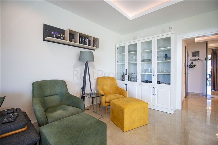 شقة فاخرة اطلالة بحر - 3 غرف وصالة مفروشة -ضمن مجمع 5 نجوم - في محمودلار / الانيا 