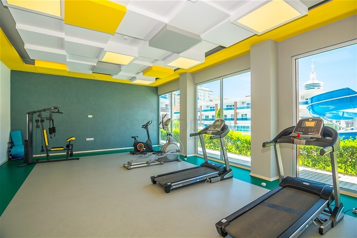 شقة فاخرة اطلالة بحر - 3 غرف وصالة مفروشة -ضمن مجمع 5 نجوم - في محمودلار / الانيا 