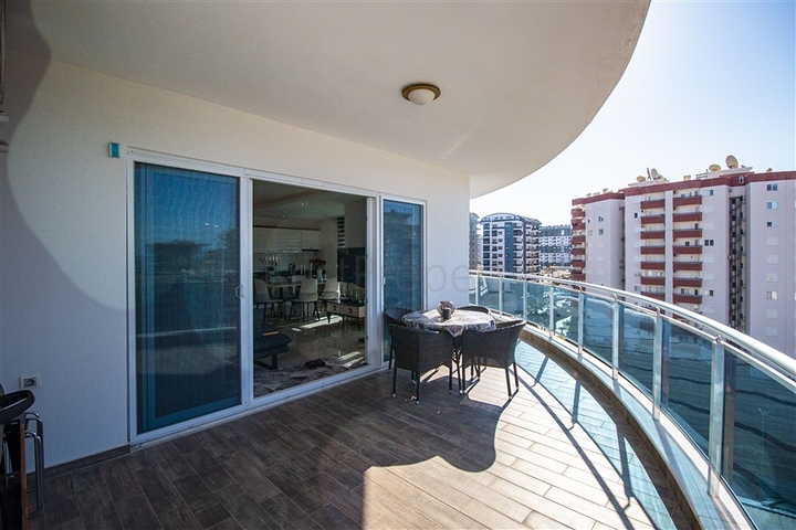 شقة فاخرة اطلالة بحر - 3 غرف وصالة مفروشة -ضمن مجمع 5 نجوم - في محمودلار / الانيا 