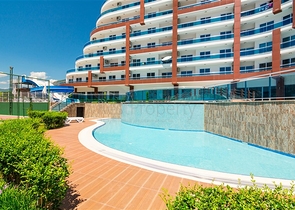 شقة فاخرة اطلالة بحر - 3 غرف وصالة مفروشة -ضمن مجمع 5 نجوم - في محمودلار / الانيا 