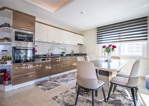 شقة فاخرة اطلالة بحر - 3 غرف وصالة مفروشة -ضمن مجمع 5 نجوم - في محمودلار / الانيا 