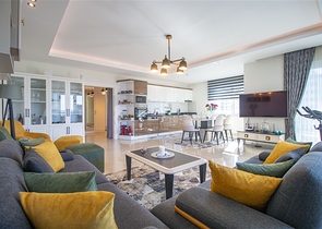 شقة فاخرة اطلالة بحر - 3 غرف وصالة مفروشة -ضمن مجمع 5 نجوم - في محمودلار / الانيا 