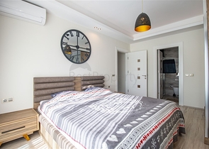 شقة فاخرة اطلالة بحر - 3 غرف وصالة مفروشة -ضمن مجمع 5 نجوم - في محمودلار / الانيا 