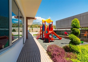 شقة فاخرة اطلالة بحر - 3 غرف وصالة مفروشة -ضمن مجمع 5 نجوم - في محمودلار / الانيا 