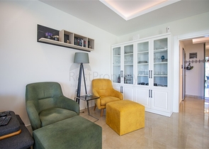 شقة فاخرة اطلالة بحر - 3 غرف وصالة مفروشة -ضمن مجمع 5 نجوم - في محمودلار / الانيا 