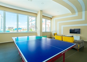 شقة فاخرة اطلالة بحر - 3 غرف وصالة مفروشة -ضمن مجمع 5 نجوم - في محمودلار / الانيا 