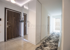 شقة فاخرة اطلالة بحر - 3 غرف وصالة مفروشة -ضمن مجمع 5 نجوم - في محمودلار / الانيا 