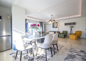 شقة فاخرة اطلالة بحر - 3 غرف وصالة مفروشة -ضمن مجمع 5 نجوم - في محمودلار / الانيا 