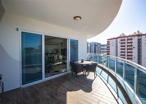 شقة فاخرة اطلالة بحر - 3 غرف وصالة مفروشة -ضمن مجمع 5 نجوم - في محمودلار / الانيا 