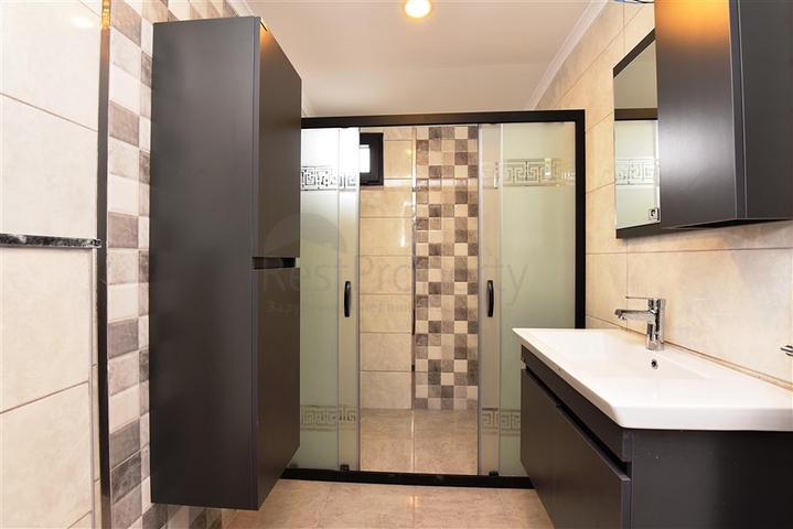 قريبة من البحر - دوبلكس 4 غرف وصالة ضمن مجمع حديث - في مركز الانيا 