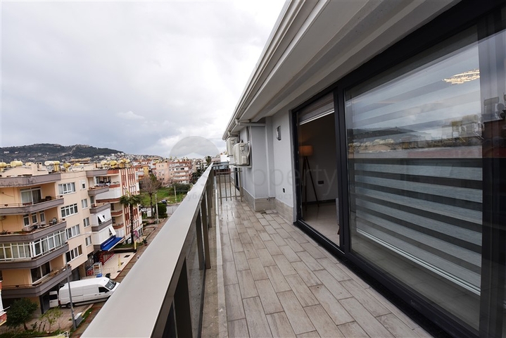 قريبة من البحر - دوبلكس 4 غرف وصالة ضمن مجمع حديث - في مركز الانيا 