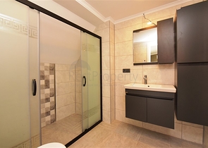 قريبة من البحر - دوبلكس 4 غرف وصالة ضمن مجمع حديث - في مركز الانيا 