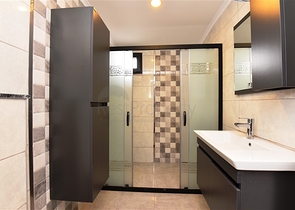 قريبة من البحر - دوبلكس 4 غرف وصالة ضمن مجمع حديث - في مركز الانيا 