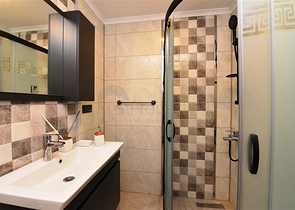 قريبة من البحر - دوبلكس 4 غرف وصالة ضمن مجمع حديث - في مركز الانيا 