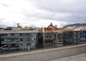 قريبة من البحر - دوبلكس 4 غرف وصالة ضمن مجمع حديث - في مركز الانيا 