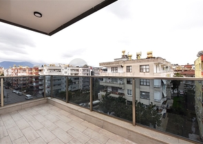 قريبة من البحر - دوبلكس 4 غرف وصالة ضمن مجمع حديث - في مركز الانيا 