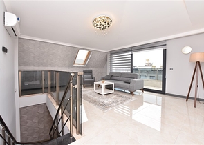 قريبة من البحر - دوبلكس 4 غرف وصالة ضمن مجمع حديث - في مركز الانيا 