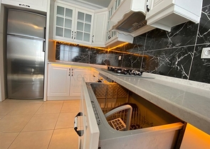 شقة اطلالة بحر - غرفتين وصالة مفروشة -ضمن مجمع على شارع بارباروس - محمودلار / الانيا 