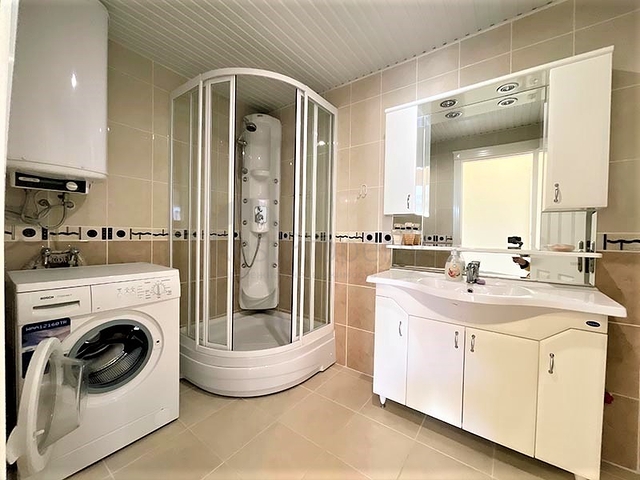 اطلالة بحر وقلعة - شقة واسعة غرفتين وصالة مفروشة - في منطقة توسمور المركزية / الانيا 