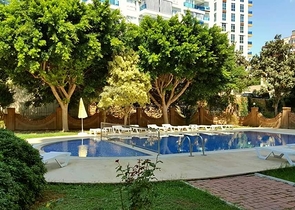 اطلالة بحر وقلعة - شقة واسعة غرفتين وصالة مفروشة - في منطقة توسمور المركزية / الانيا 