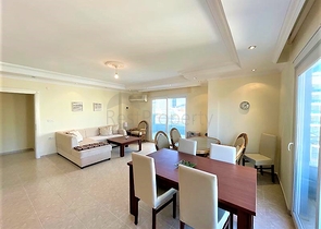 اطلالة بحر وقلعة - شقة واسعة غرفتين وصالة مفروشة - في منطقة توسمور المركزية / الانيا 