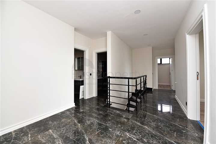 دوبلكس عائلية - 6 غرف وصالة ضمن مجمع سكني جديد في مركز الانيا 