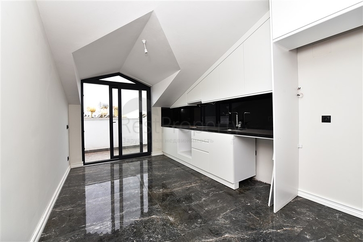 دوبلكس عائلية - 6 غرف وصالة ضمن مجمع سكني جديد في مركز الانيا 