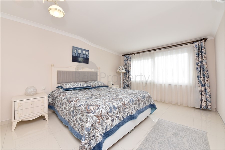 اطلالة بحر - دوبلكس فاخرة 3 غرف وصالة مفروشة - في كاستل / الانيا 