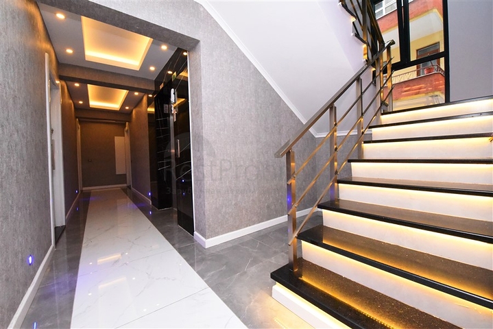 شقة جديدة - غرفة وصالة مفروشة -ضمن مجمع سكني في مركز الانيا 