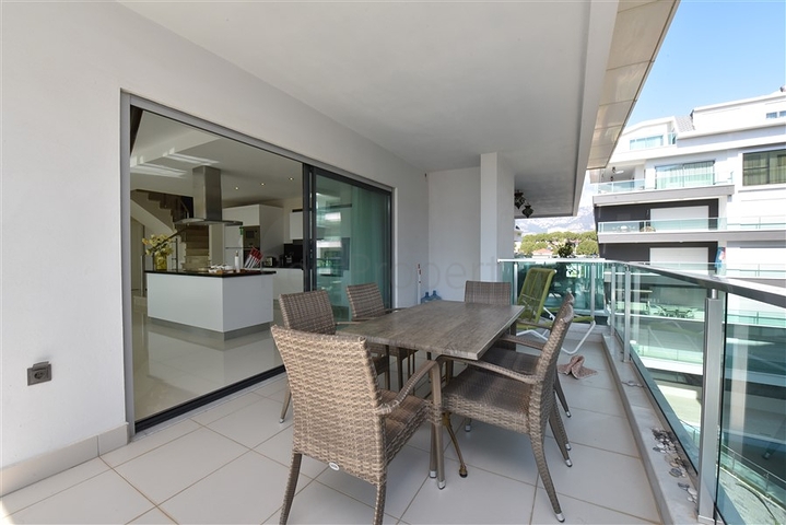 اطلالة بحر - دوبلكس فاخرة 3 غرف وصالة - ضمن مجمع بخدمات 5 نجوم - في كارجيجاك / الانيا 